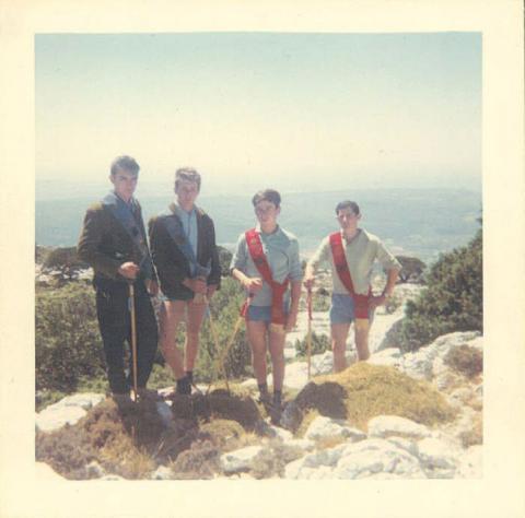 Le pèlerinage de la Sainte-Baume, près de Marseille en 1961, constitue une étape importante dans l'itinéraire du compagnon. Coll. part. DR